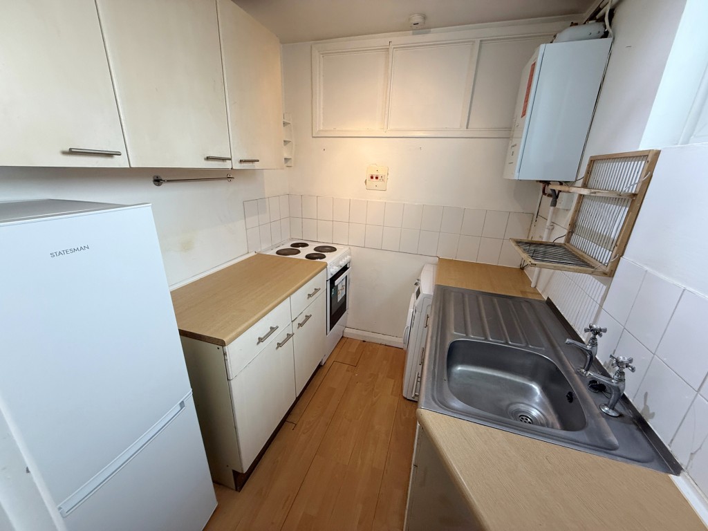 Lot: 165 - LOWER GROUND FLOOR FLAT FOR REFURBISHMENT - Kitchen